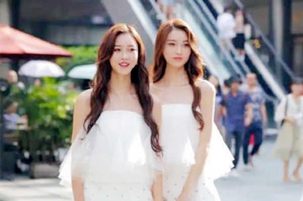 两个美 少 妇 玩双 飞 操 完 一个 再干 另一个 别着急 挨 个 操